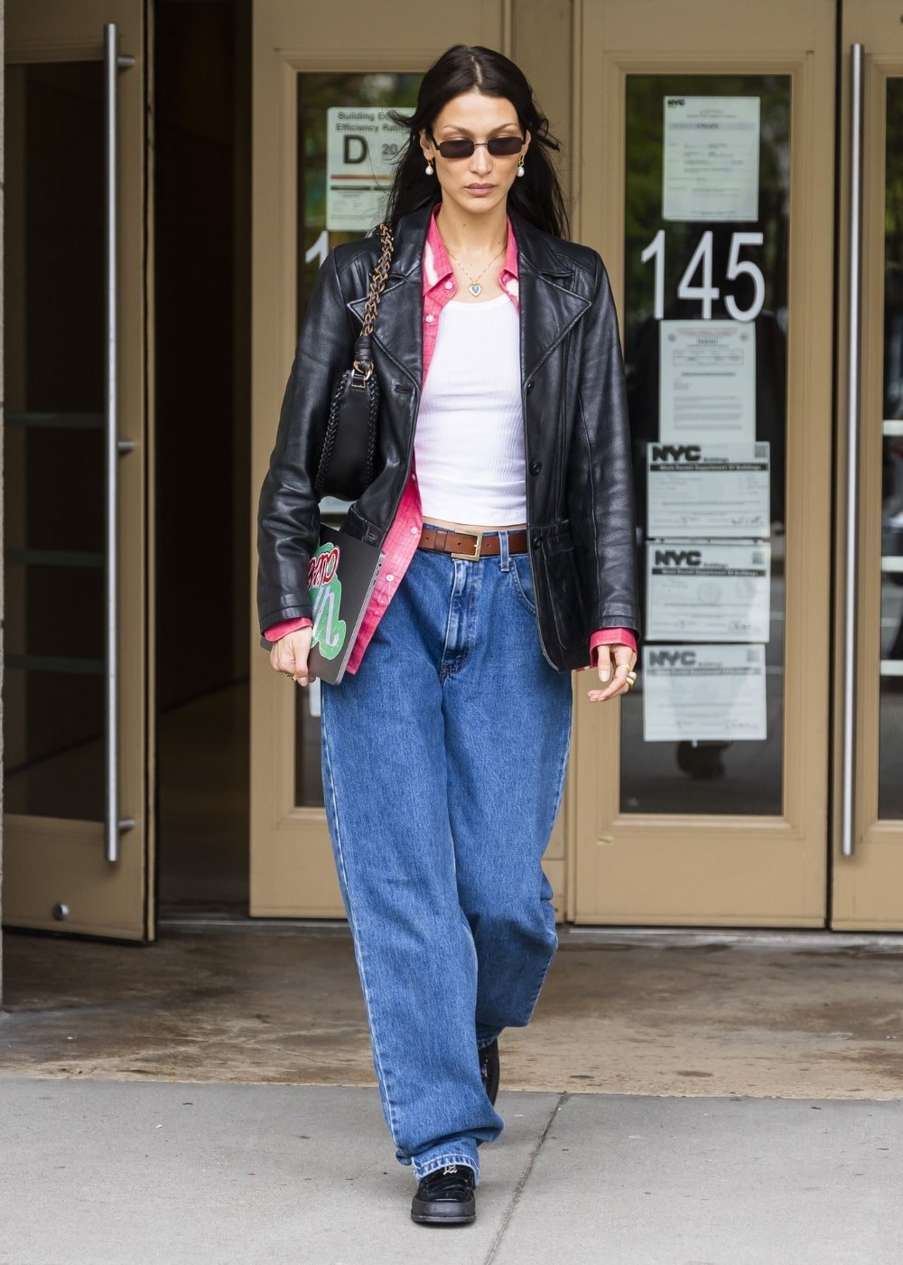 Bella Hadid - calça jeans, regata branca, jaqueta oversized e tenis - looks básicos - Inverno  - andando na rua - https://stealthelook.com.br
