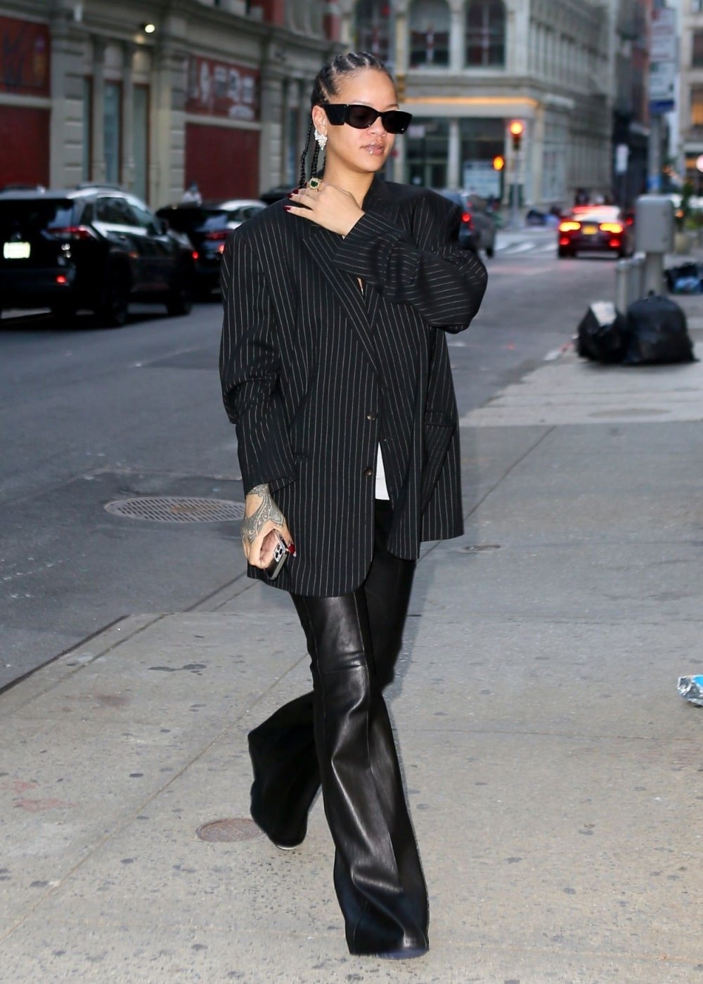 Rihanna - calça de p.u, blazer oversized e óculos de sol - looks básicos - Outono - andando na rua - https://stealthelook.com.br
