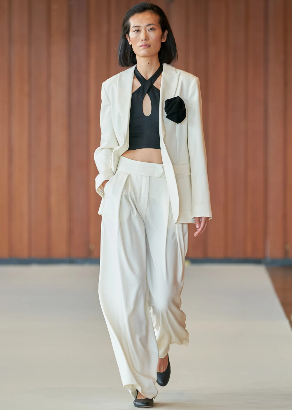 The Garment - conjunto de alfaiataria branco e top preto cruzado - semana de moda de Copenhagen - Primavera - modelo andando pela passarela - https://stealthelook.com.br