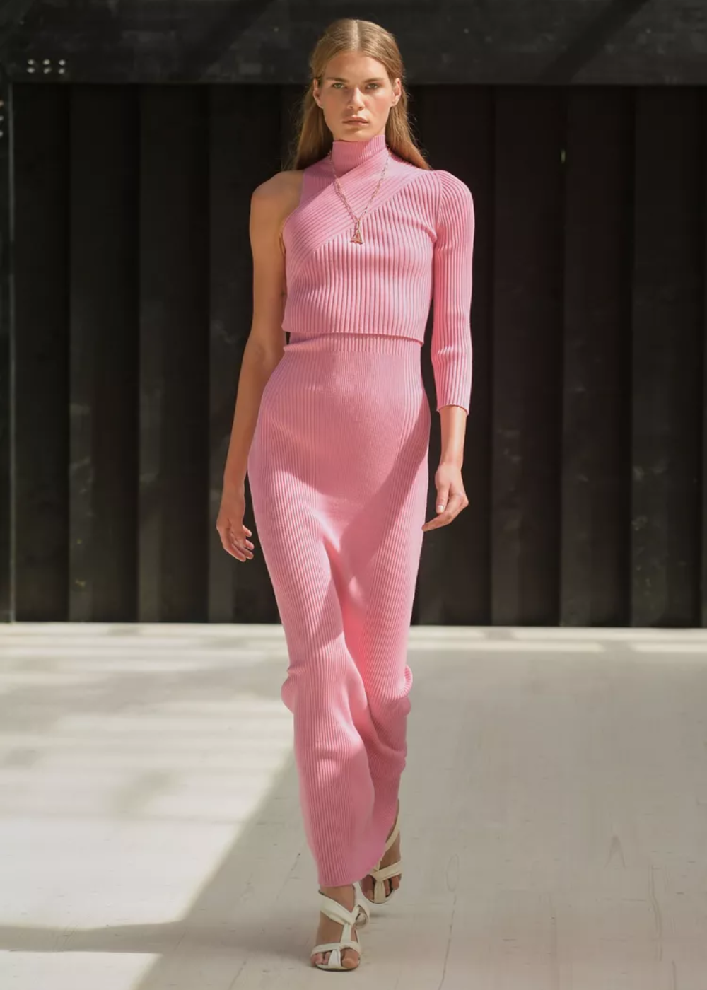 Aeron - vestido de tricô rosa de um ombro só - semana de moda de Copenhagen - Primavera - modelo andando pela passarela - https://stealthelook.com.br