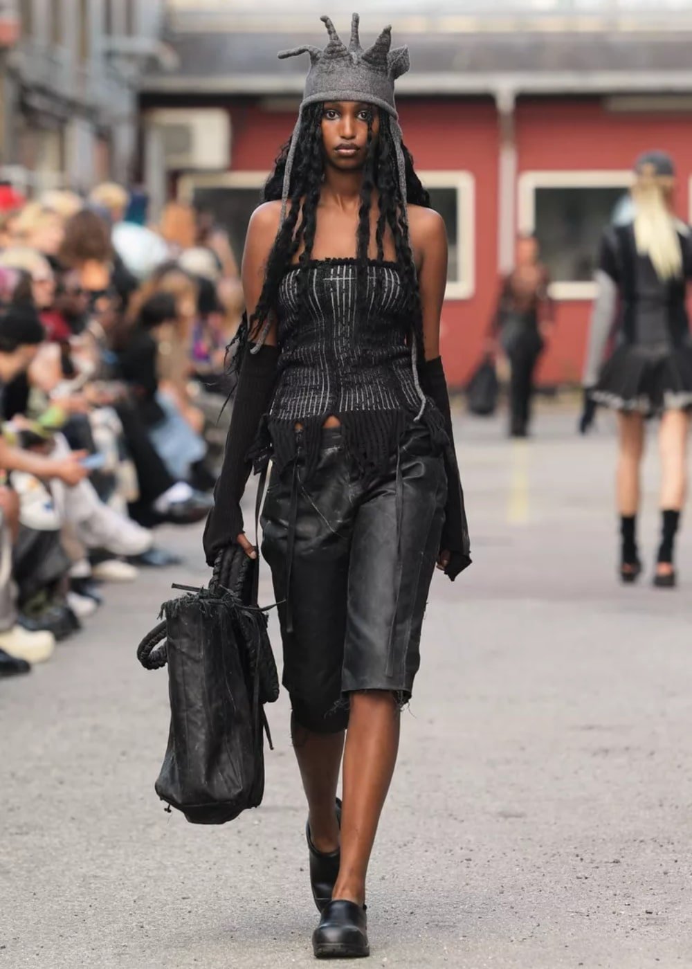 PLN - look all black com bermuda jeans, cropped e sapato - semana de moda de Copenhagen - Primavera - modelo andando pela passarela - https://stealthelook.com.br