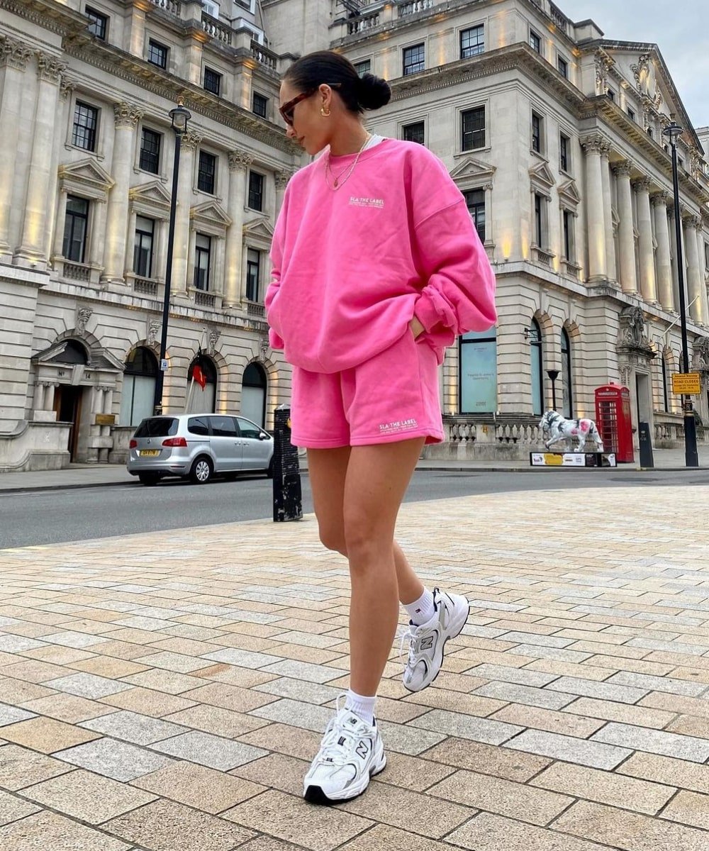 Grace Lotti - conjunto de moletom pink e tênis - Barbiecore - Outono - andando na rua - https://stealthelook.com.br