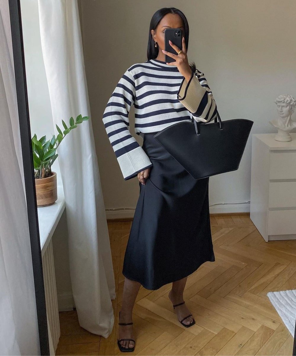 Lydia | @femmeblk - saia midi preta, trico listrado e tamancos - saia midi - Outono - foto na frente do espelho - https://stealthelook.com.br