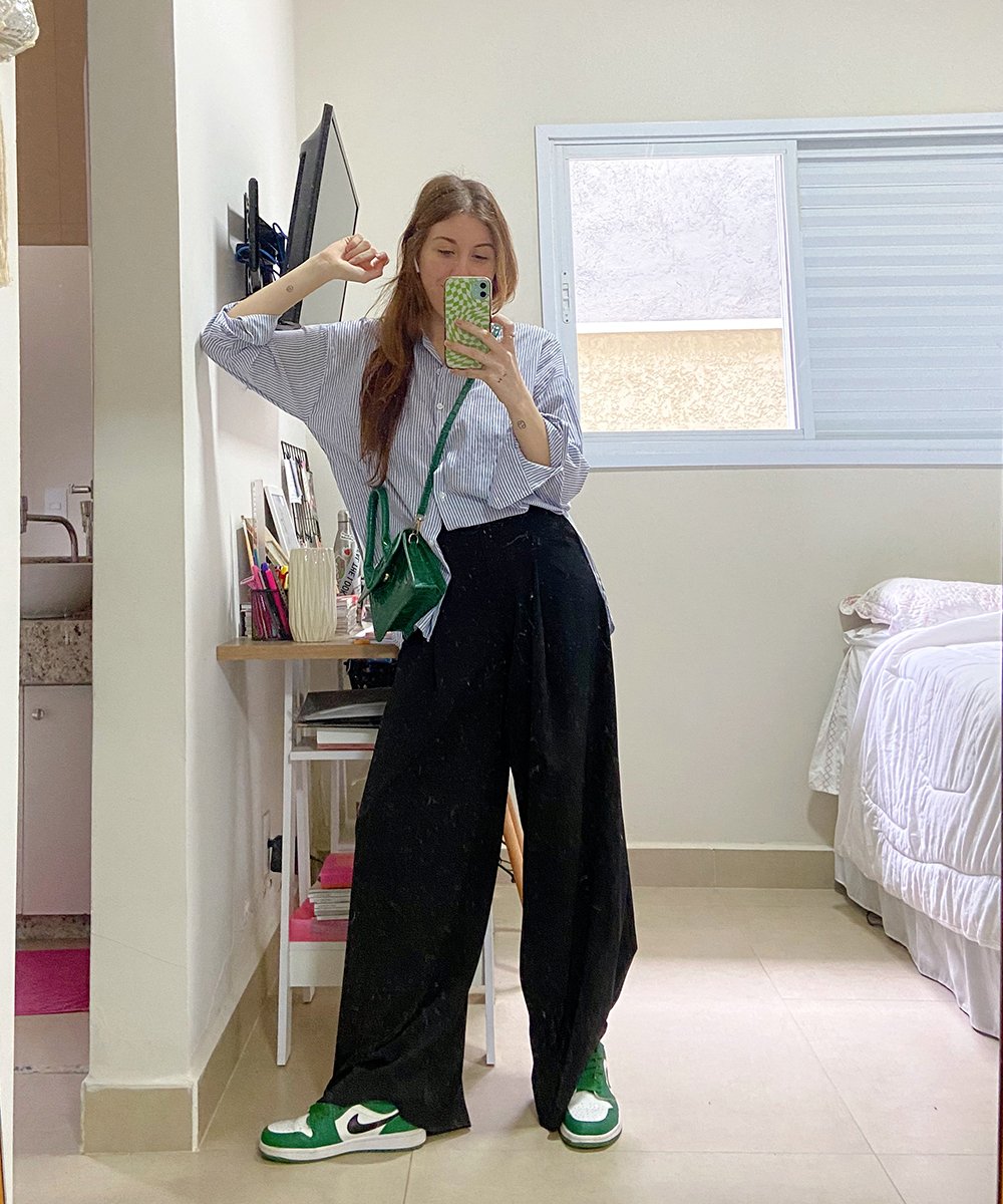 It girls - calça pantalona, camisa listrada, tênis nike air jordan, bolsa verde - calça pantalona - Inverno - Street Style  - https://stealthelook.com.br