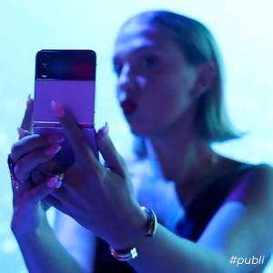 Conheça o Samsung Galaxy Z Flip4 5G, o queridinho da Millie Bobby Brown