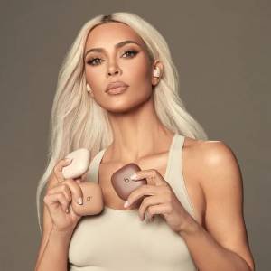 Kim Kardashian se junta com a Beats para lançar coleção na paleta de cores de Skims