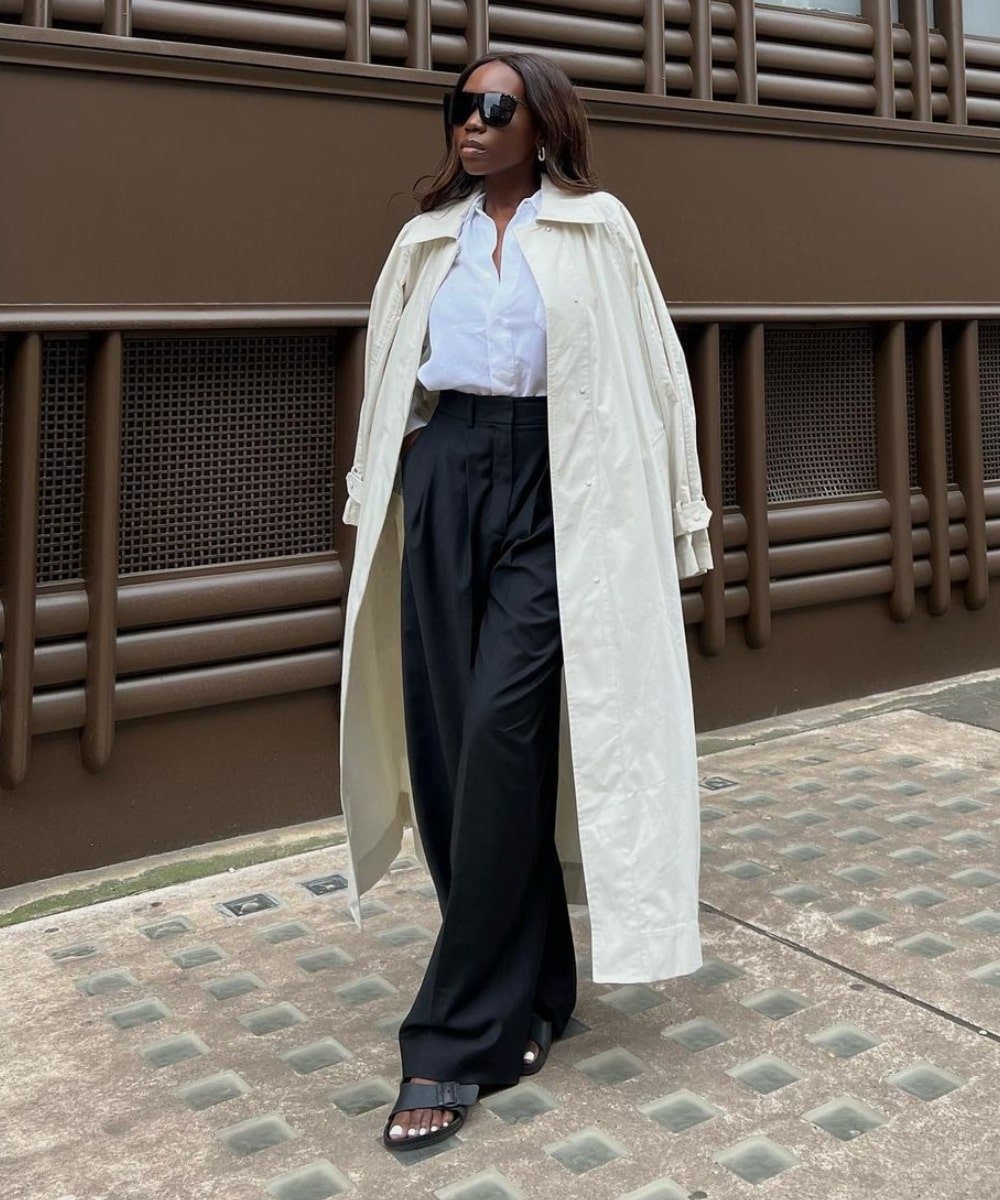 Danielle Jinadu - calça preta, top branco, casaco e papete - estilo pessoal - Inverno  - em pé na rua - https://stealthelook.com.br