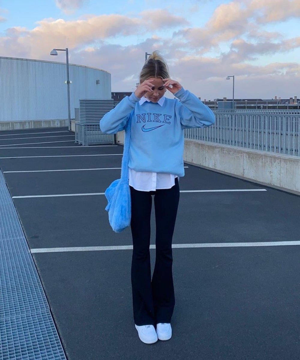Amanda Marie - calça preta, camisa, moletom azul claro - calça tendência - Inverno  - em pé na rua - https://stealthelook.com.br