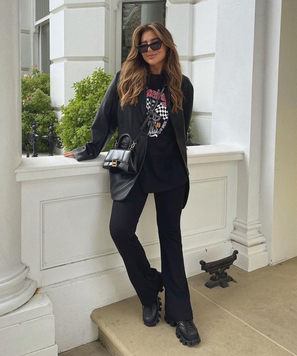 Ellie Beatrice Joslin - calça preta, tshirt, blazer e bota - calça tendência - Inverno  - em pé na rua usando óculos de sol - https://stealthelook.com.br
