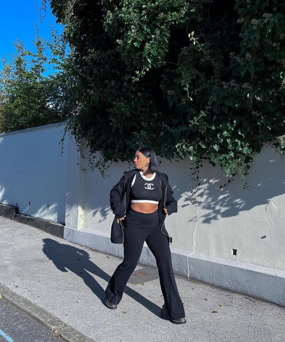 Grace Surguy - calça flare preta, cropped e jaqueta preta - calça tendência - Outono - andando na rua - https://stealthelook.com.br