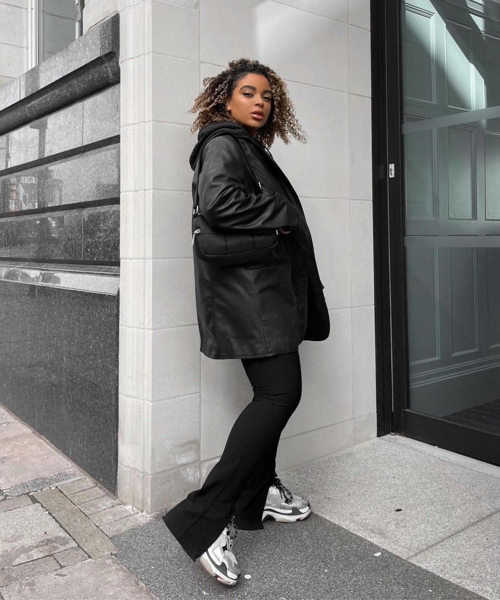 Vanessa Daniels - calça preta, coturno e blazer preto - calça tendência - Inverno  - de lado na rua - https://stealthelook.com.br