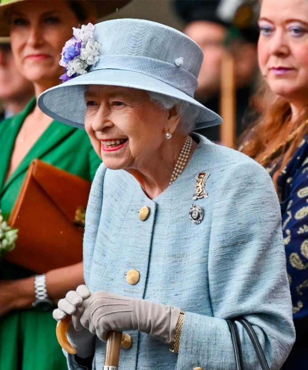 It girls - Rainha Elizabeth II, falecimento da Rainha Elizabeth II - Rainha Elizabeth II - Inverno - Street Style  - https://stealthelook.com.br