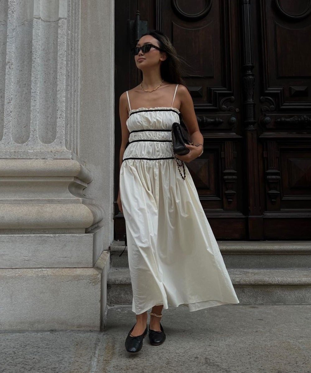 Linh Niller - vestido midi off white e sapatilhas - looks novos - Verão - em pé na rua - https://stealthelook.com.br