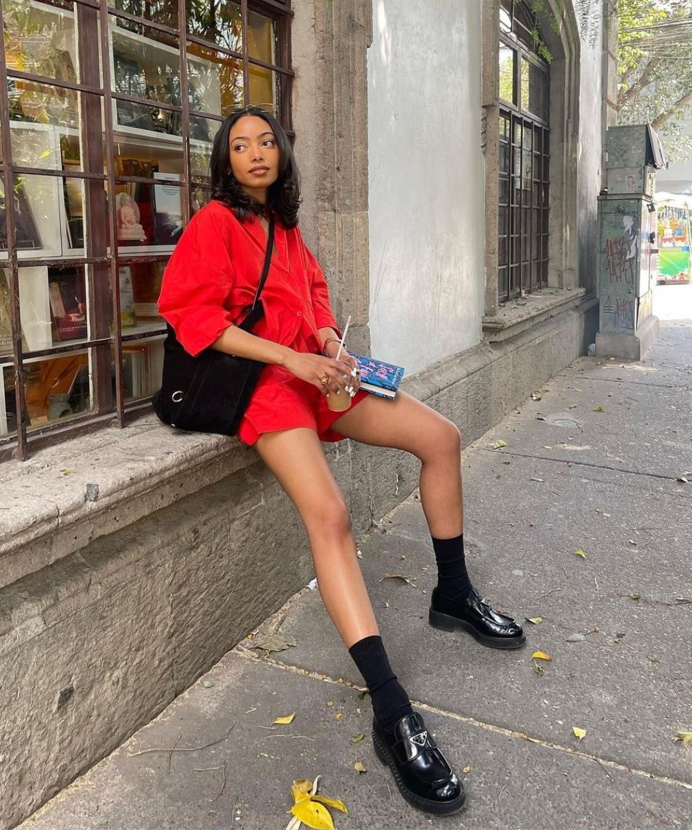 Natacha | @tach.j - conjunto vermelho de shorts e camisa e loafer preto com meias - looks novos - Primavera - sentada na rua - https://stealthelook.com.br