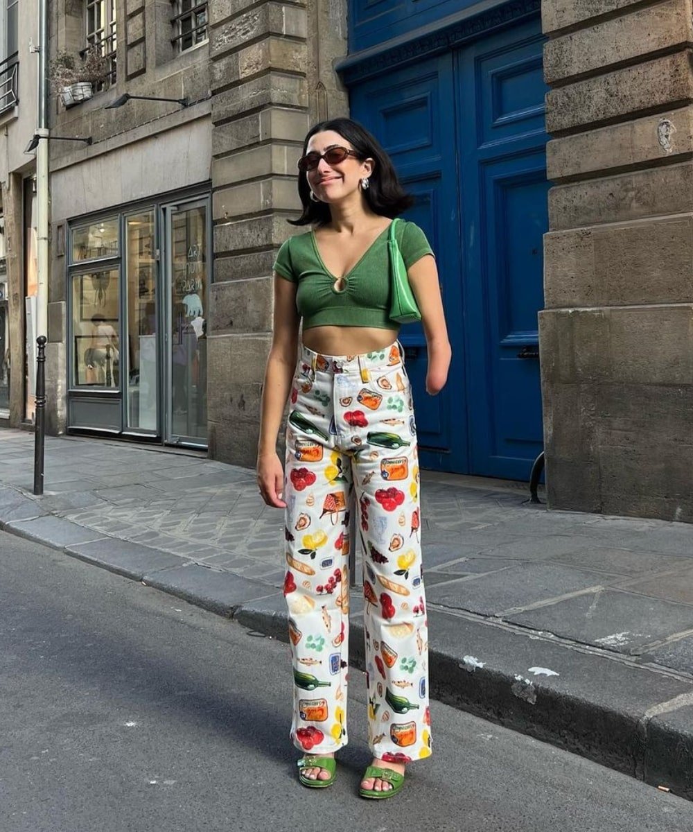 @aprillockhart - calça estampada, cropped verde e tamancos - looks novos - Verão - em pé na rua usando óculos de sol - https://stealthelook.com.br