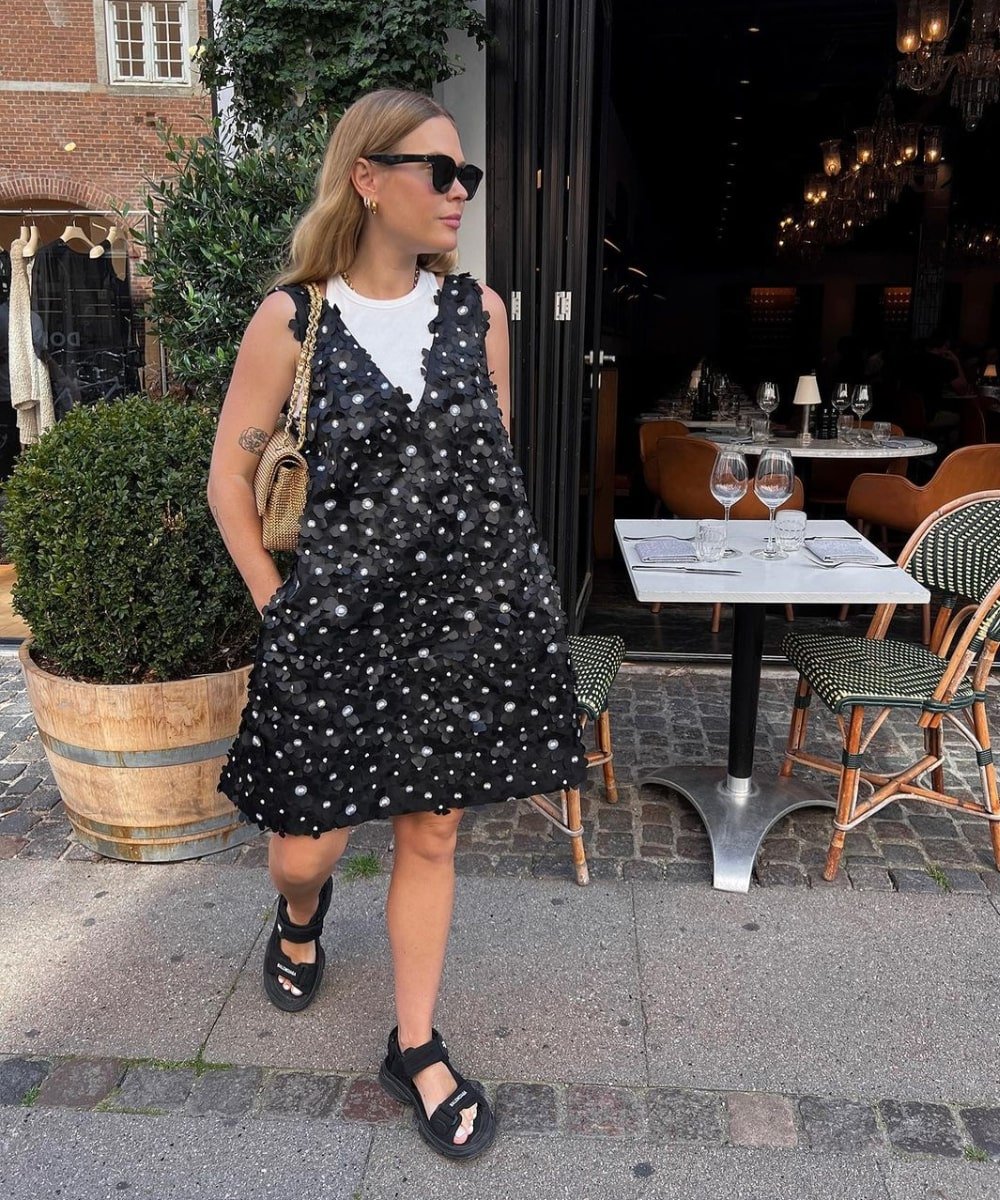 Jessie Bush - vestido preto curto e papetes - looks novos - Verão - andando na rua usando óculos de sol - https://stealthelook.com.br
