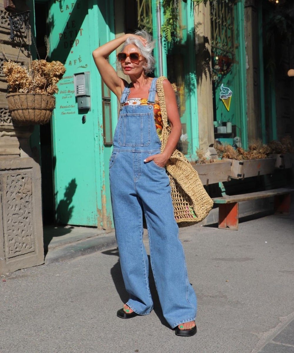 Grace Ghanem - macacão jeans, top florido e papetes - looks novos - Primavera - andando na rua usando óculos de sol - https://stealthelook.com.br