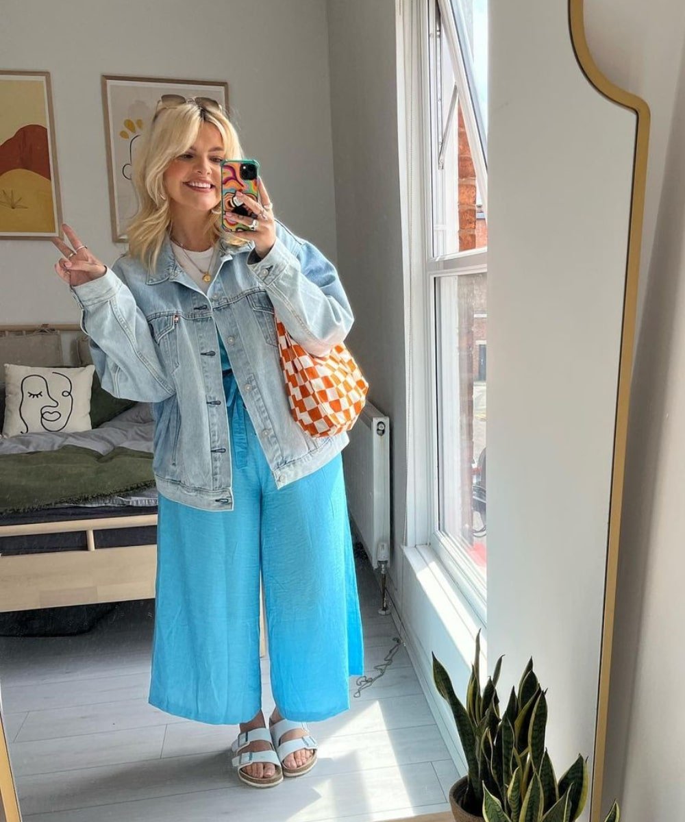 Libby Faulkner - calça azul plissada, jaqueta jeans e papetes - looks novos - Primavera - foto na frente do espelho - https://stealthelook.com.br