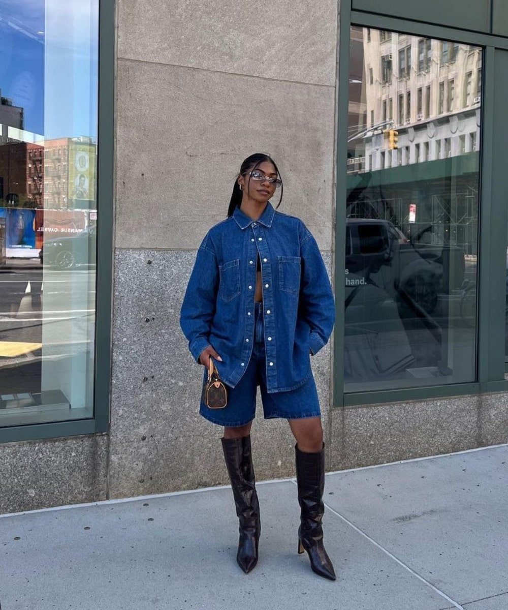 Maya Rimmer - bermuda jeans, camisa jeans e botas de cano longo - looks novos - Outono - em pé na rua usando óculos de sol - https://stealthelook.com.br