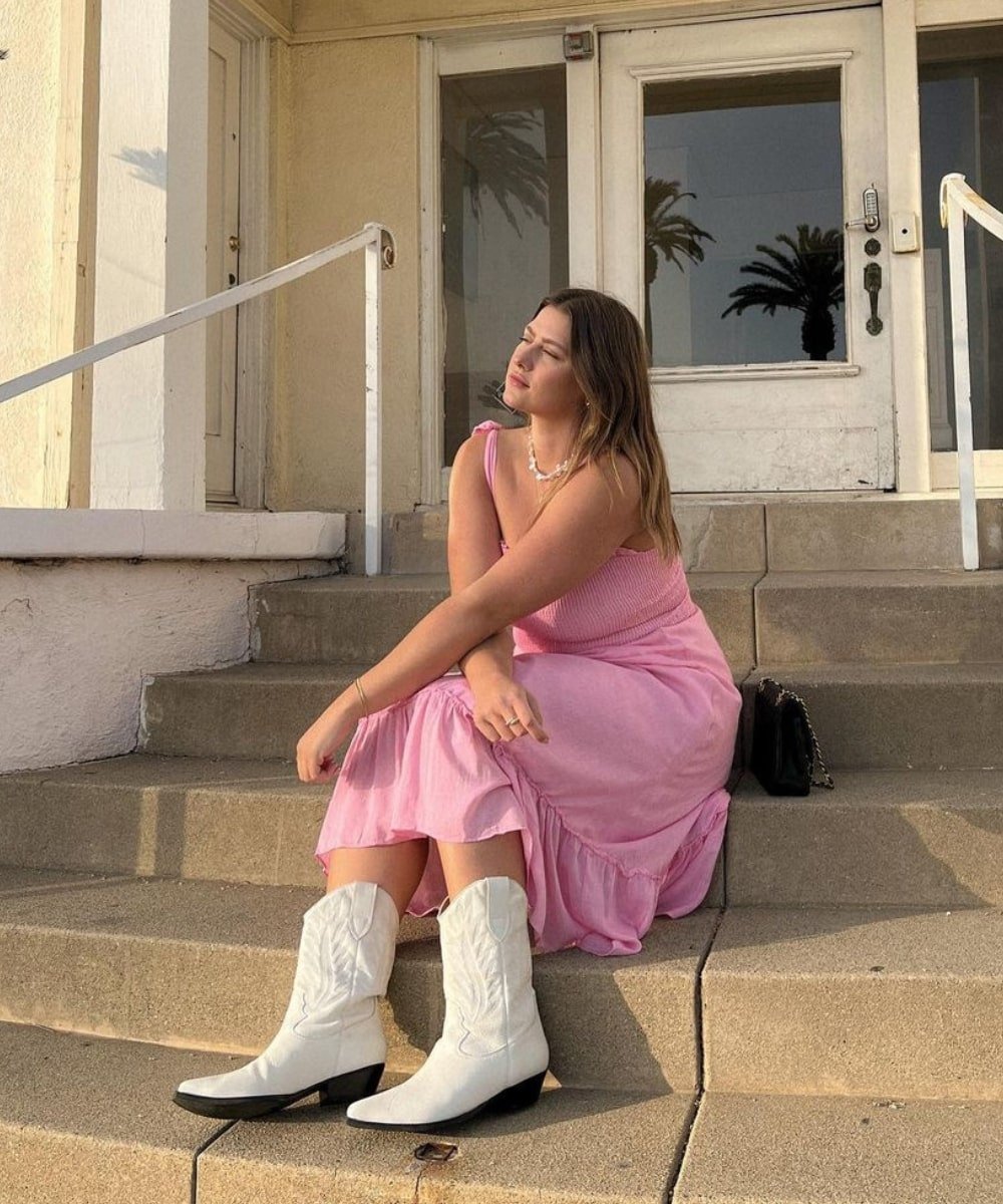 Rae Everyday - vestido longo rosa, bota cowboy branca - bota western - Verão - sentada em uma escada - https://stealthelook.com.br