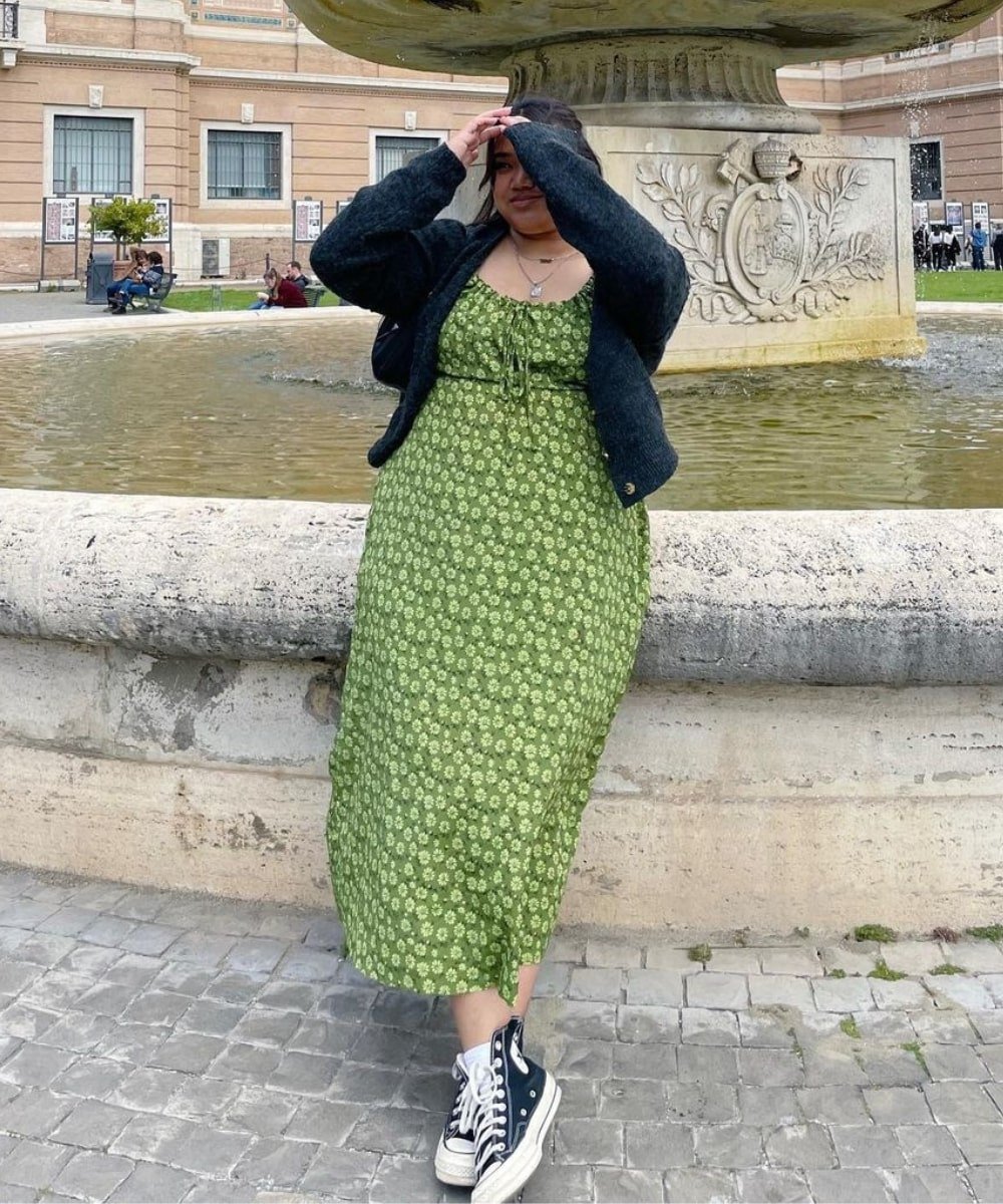Lauren Licup - vestido verde floral, cardigan e coturno - looks práticos - Outono - em pé na rua - https://stealthelook.com.br