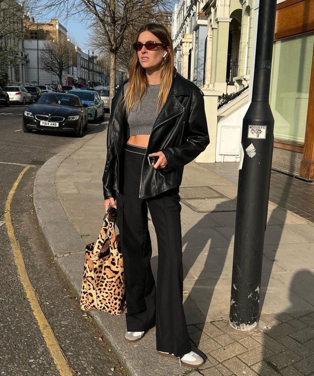Camille Charriere - calça preta, top de tricô e casaco preto - looks práticos - Outono - em pé na rua usando óculos de sol - https://stealthelook.com.br