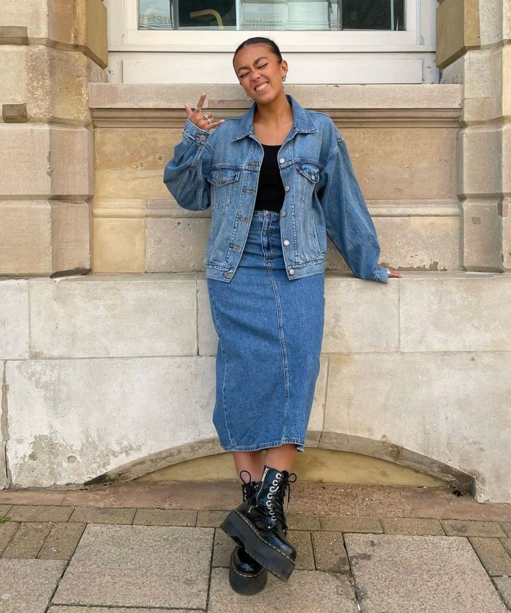 Marj Moore - saia midi jeans, jaqueta e coturno - looks práticos - Outono - em pé na rua - https://stealthelook.com.br