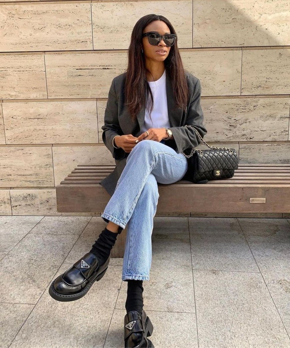 Lorna | @symphonyofsilk - calça jeans, mocassim preto, blazer e regata - looks práticos - Outono - sentada na rua - https://stealthelook.com.br
