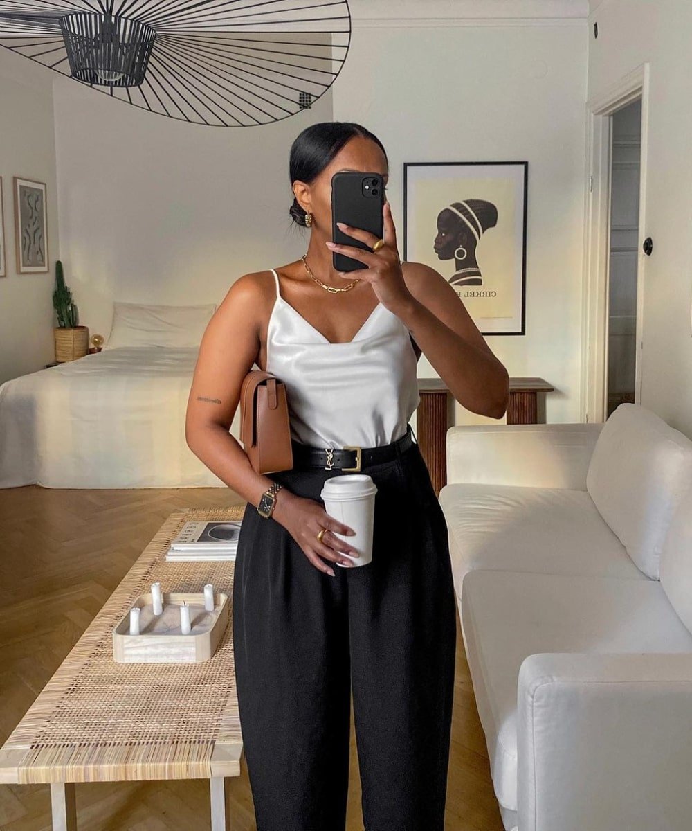 Lydia | @femmeblk - calça preta de alfaiataria, cinto, regata acetinada - acessórios de moda - Primavera - foto na frente do espelho - https://stealthelook.com.br