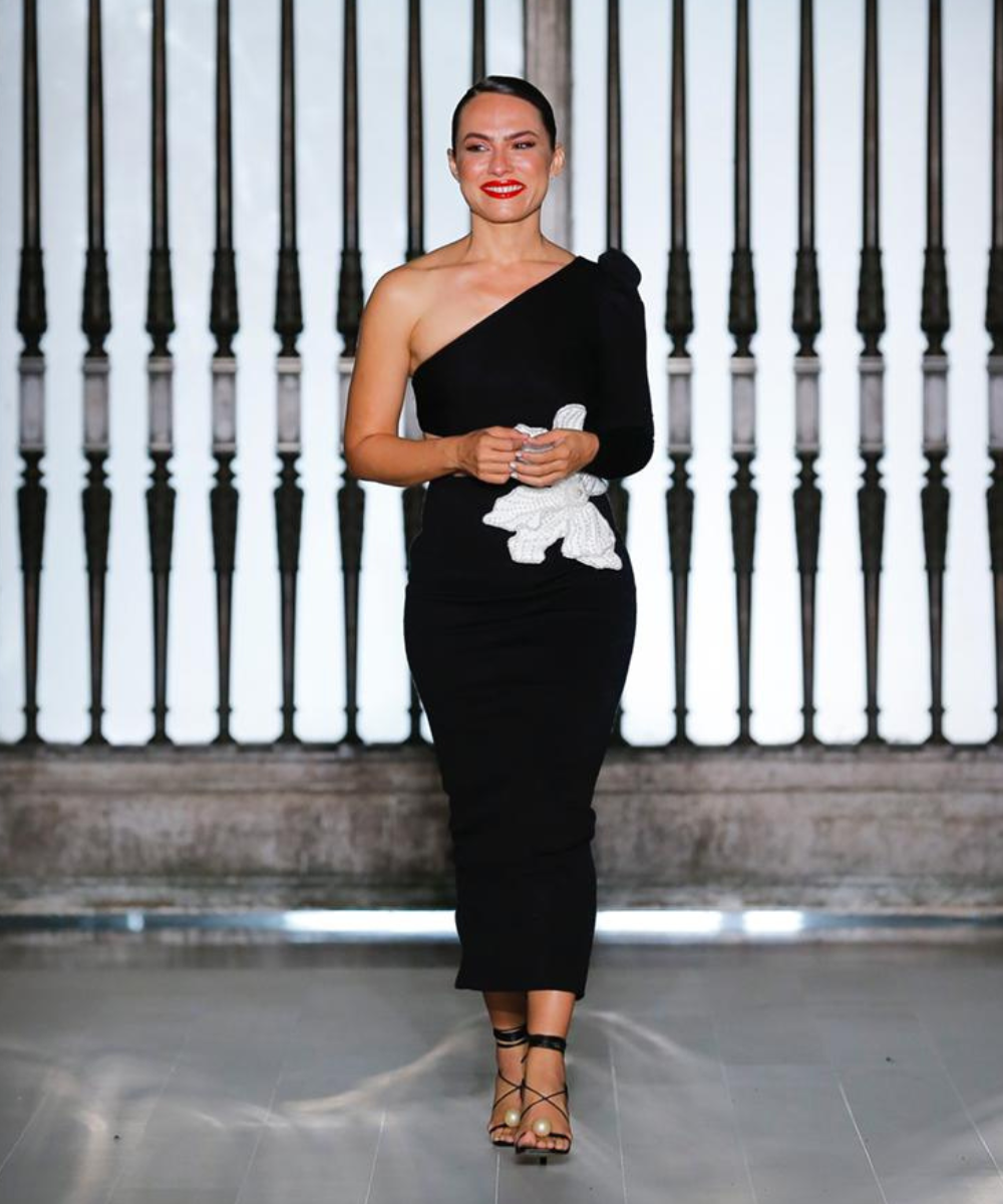 Patrícia Bonaldi - vestido preto com flor branca bordada - NYFW - Primavera - Andando pela passarela - https://stealthelook.com.br