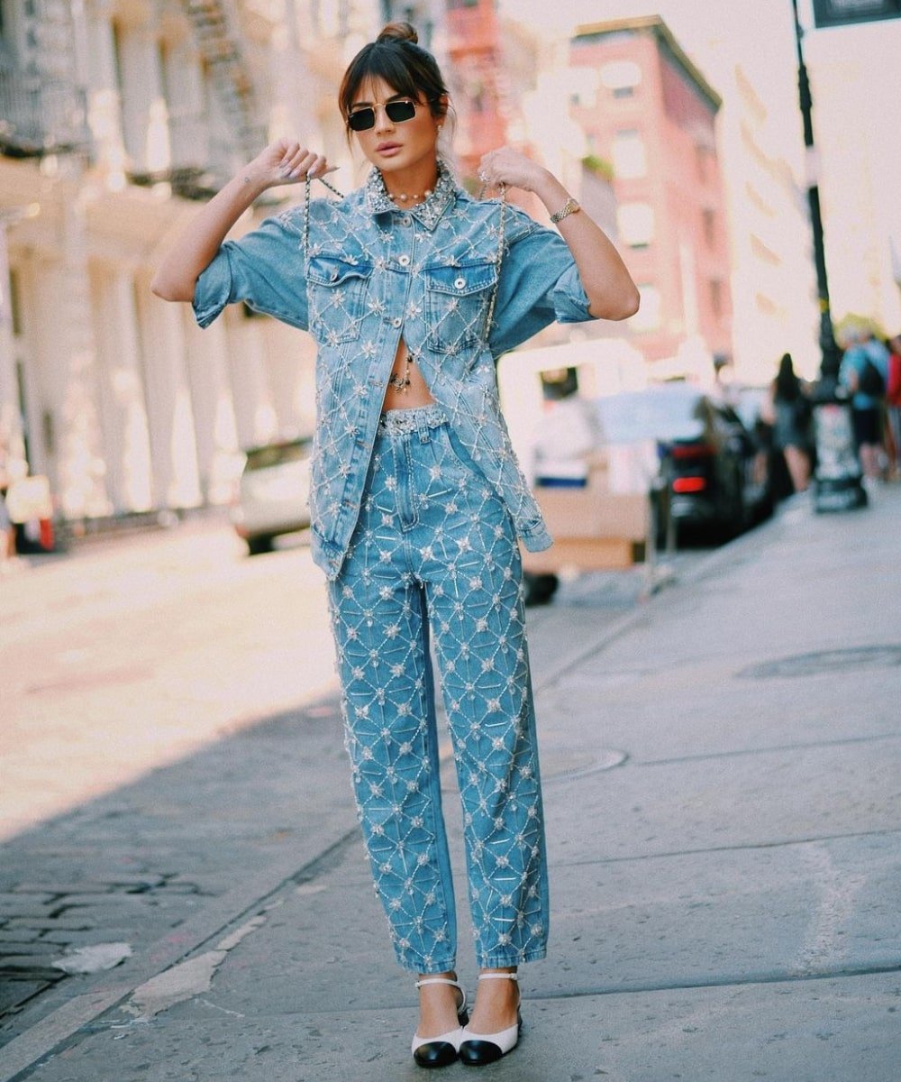 Thássia Naves - conjunto jeans bordado e sandália chanel - NYFW - Primavera - em pé na rua usando óculos de sol - https://stealthelook.com.br