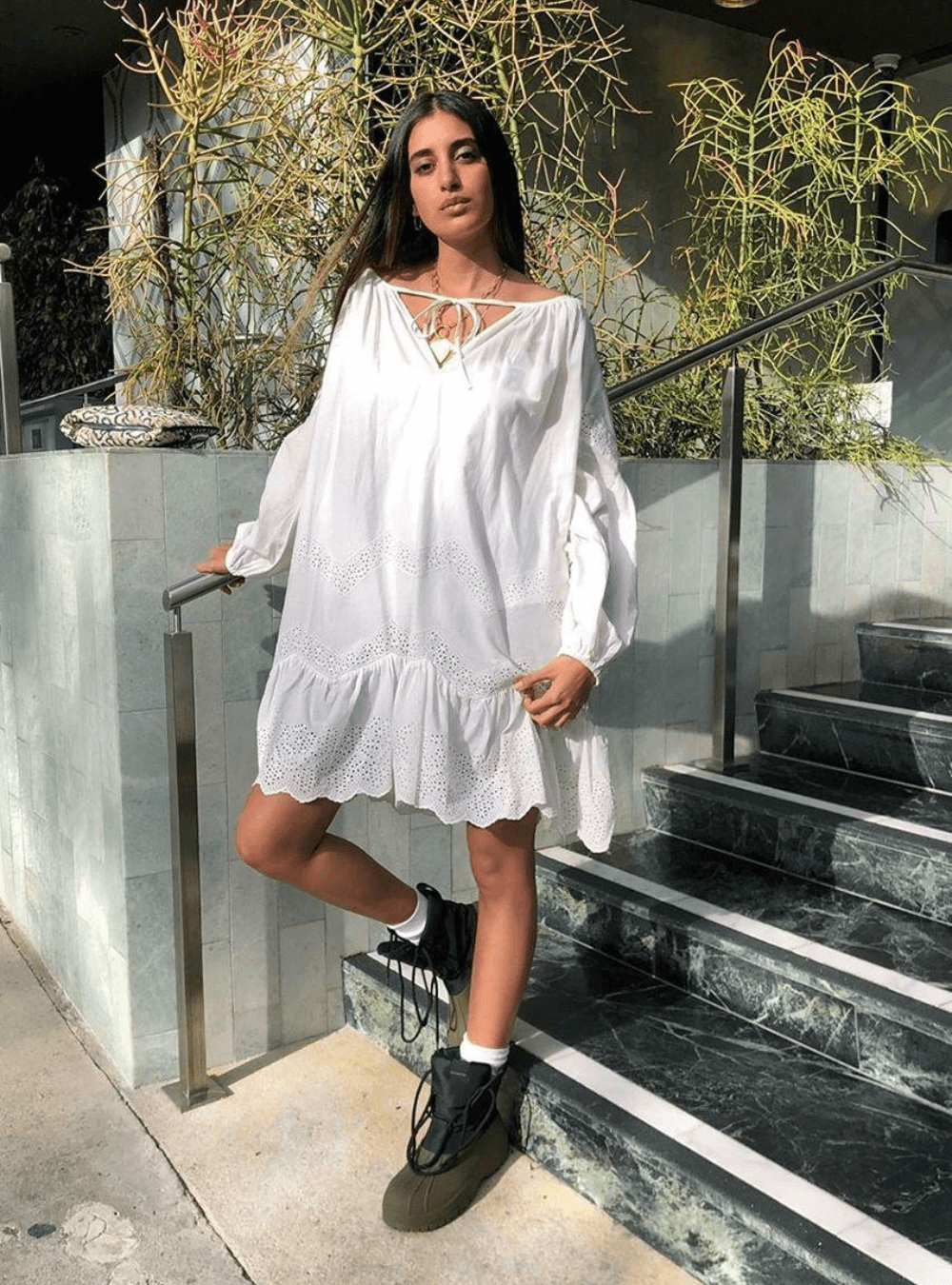 Anaa Saber - breezy dress branco com tênis - look para Rock in Rio - Inverno 2022 - na rua - https://stealthelook.com.br