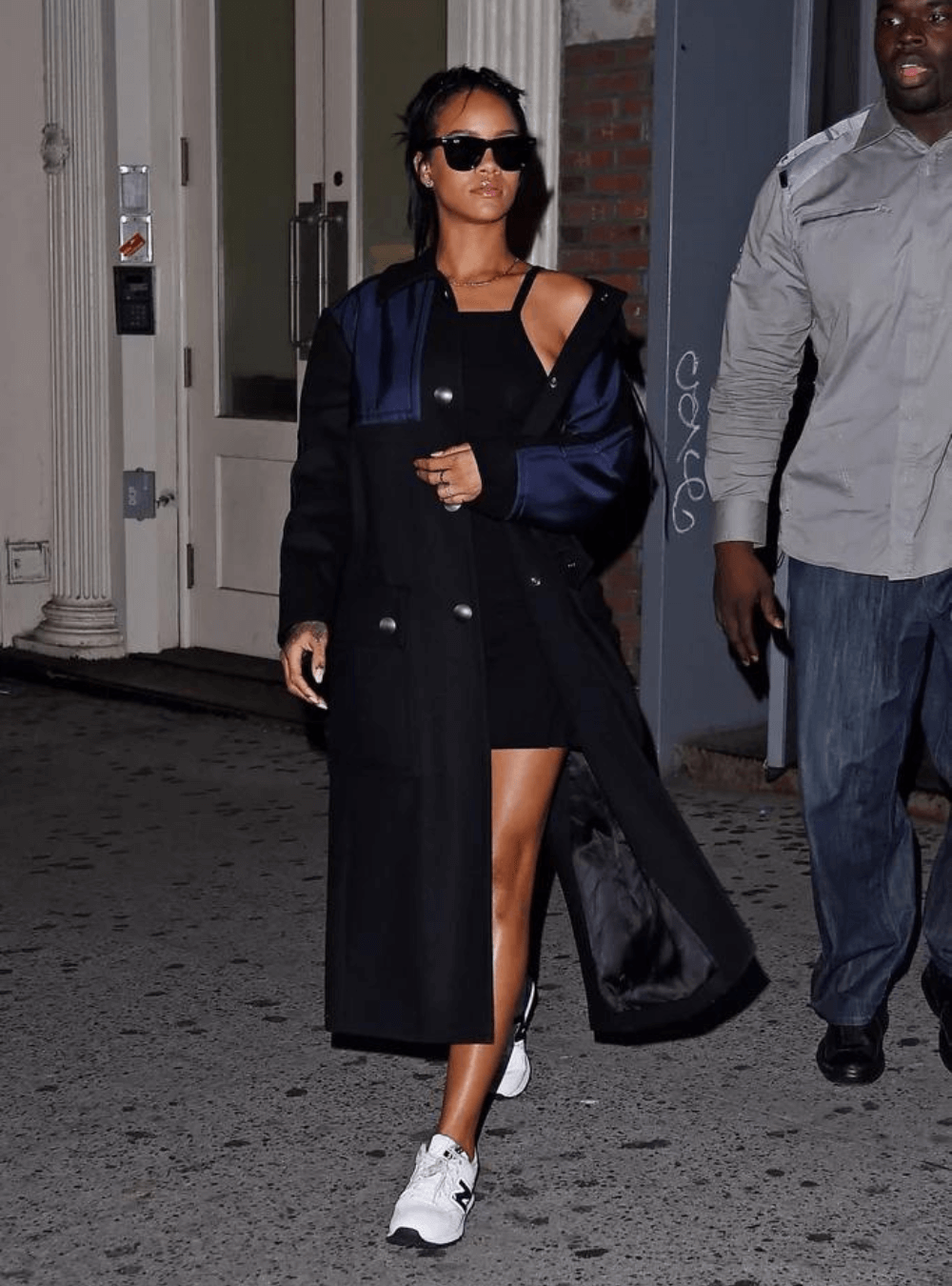 Rihanna - vestido tubinho preto com casaco e tênis - look para Rock in Rio - Inverno 2022 - na rua - https://stealthelook.com.br