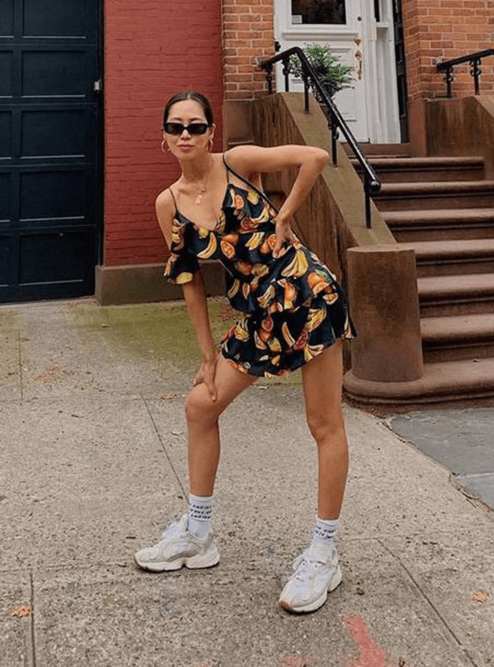 Aimee Song - vestido com estampa de frutas e dad shoes - look para Rock in Rio - Inverno 2022 - na rua - https://stealthelook.com.br