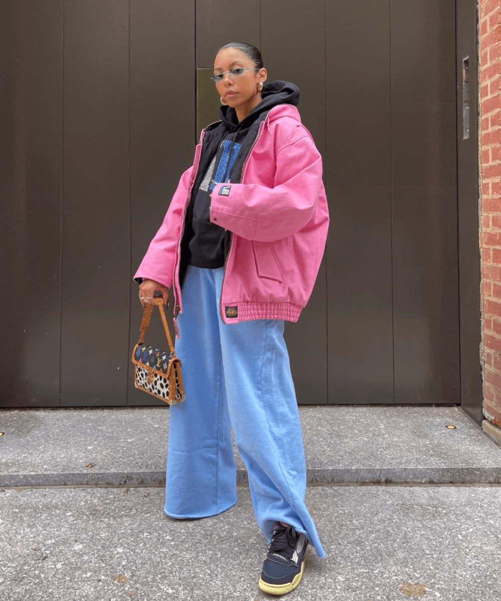 @wuzg00d - blusão e calça de moletom com jaqueta bomber rosa - jaqueta estilosa - Inverno 2022 - na rua - https://stealthelook.com.br