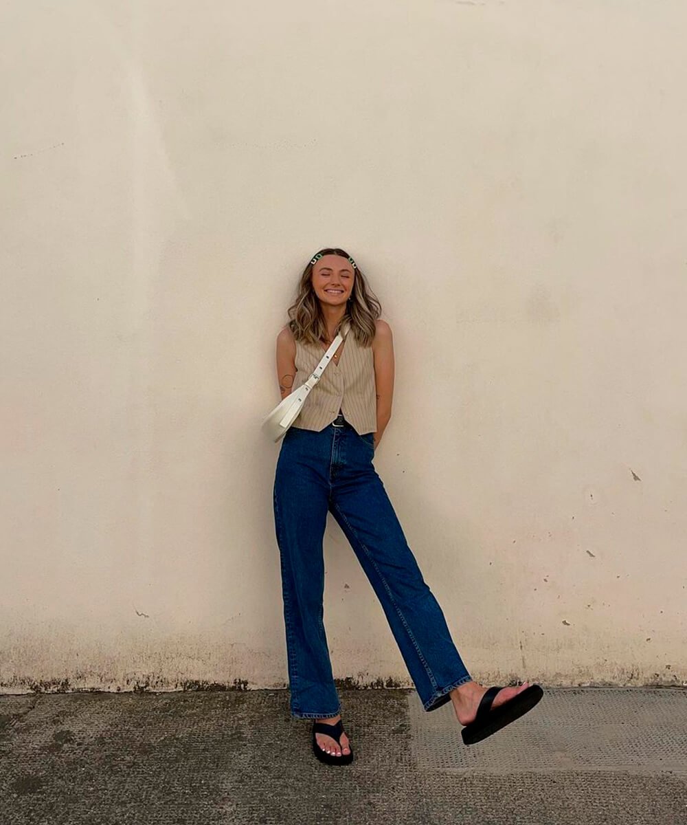 It girls - estilo minimalista, tendências minimalistas, verão 2023, chinelo de dedo - estilo minimalista - Primavera - Street Style  - https://stealthelook.com.br