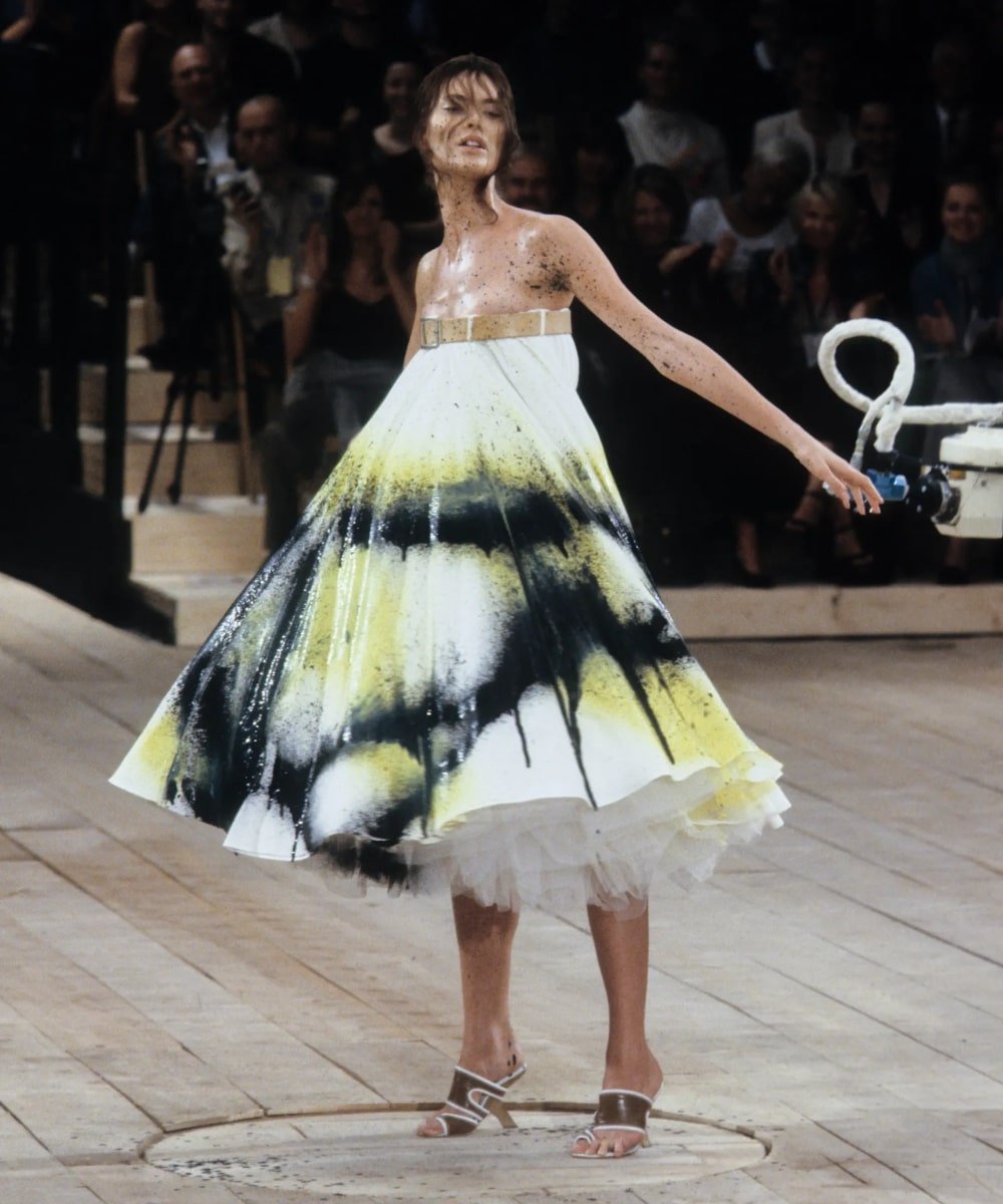 Shalom Harlow  - vestido tomara que caia tingido - Fashion Week - Primavera - modelo andando pela passarela - https://stealthelook.com.br