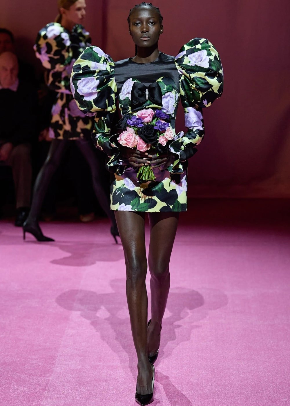 Richard Quinn A/W 2022 - vestido curto florido - London Fashion Week - Outono - modelo andando pela passarela - https://stealthelook.com.br