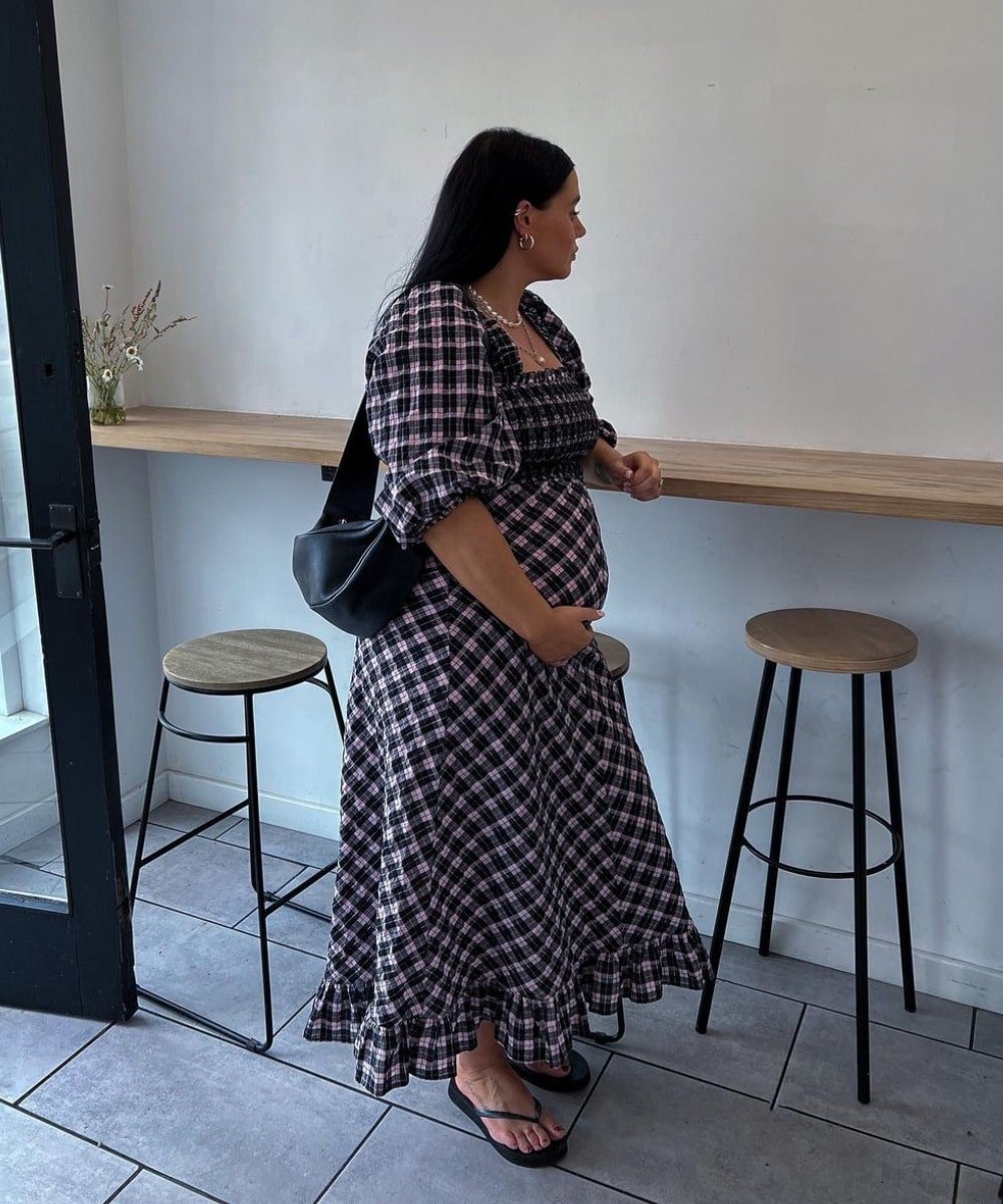 Grace Surguy - vestido longo xadrez e chinelo preto - looks com chinelo - Verão - em pé na rua - https://stealthelook.com.br