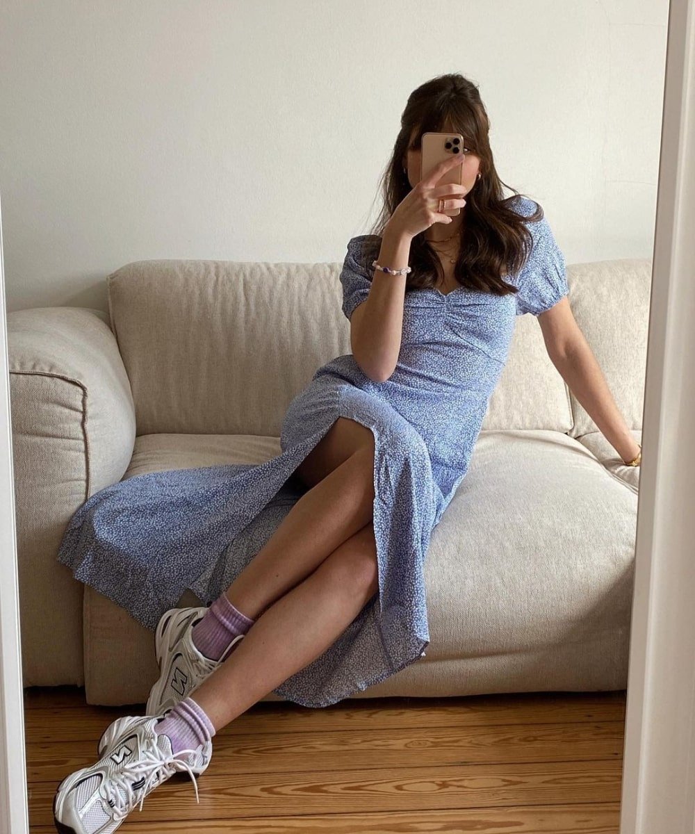 Laureen | @lolo_bravoo - vestido midi floral azul e tênis - verão 2023 - Verão - sentada e tirando uma foto no espelho - https://stealthelook.com.br