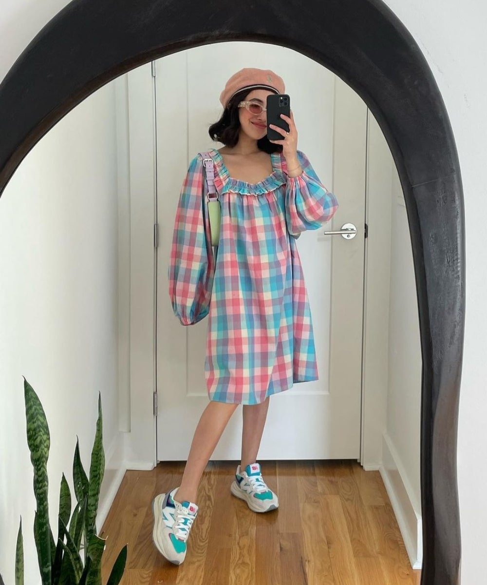 @aprillockhart - vestido de manga longa curto colorido, bucket hat rosa e tênis - verão 2023 - Verão - foto na frente do espelho - https://stealthelook.com.br