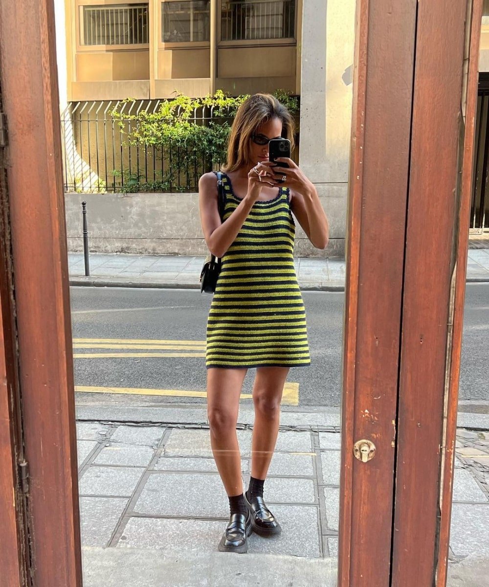 Melissa Bon - vestido curto listrado e fisherman sandals - looks de verão - Verão - foto na frente do espelho - https://stealthelook.com.br