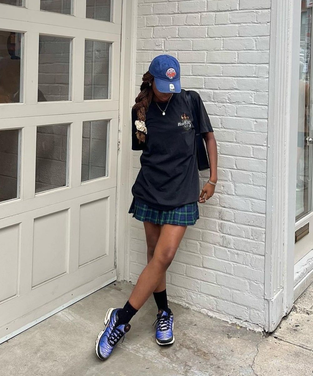 @cocoalizzy - saia curta xadrez, t-shirt preta e tênis azul esportivo - looks de verão - Verão - em pé na rua - https://stealthelook.com.br