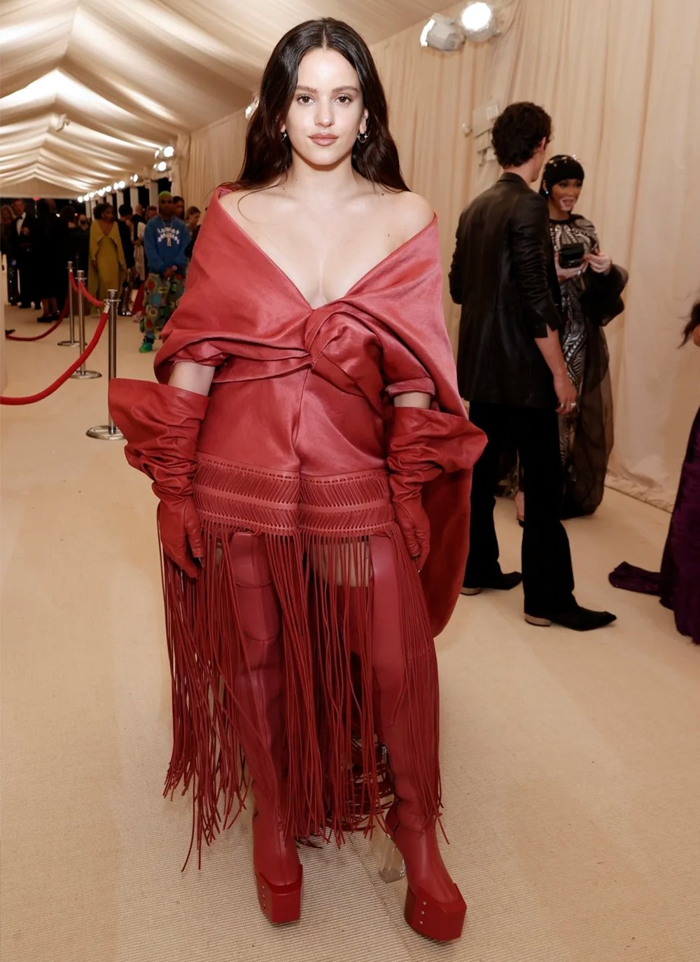 Rosalía - Rosalía, evolução de estilo, anos 2000, celebridades estilosas, Met Gala 2022 - Rosalía - Inverno - Street Style  - https://stealthelook.com.br