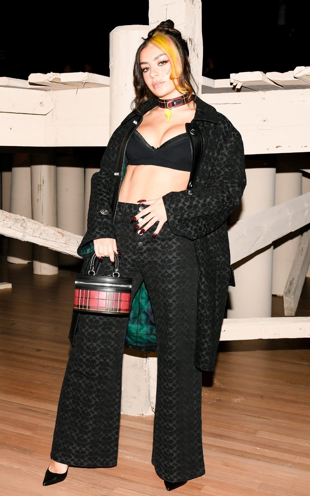 Charli XCX - New York Fashion Week - NYFW - Semana de Moda de Nova York - Coach - https://stealthelook.com.br