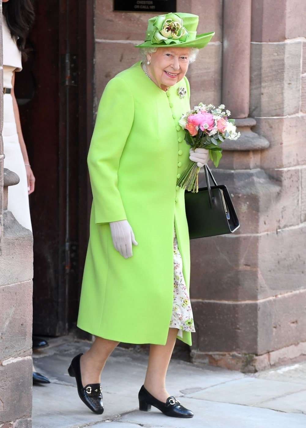 Rainha Elizabeth II - conjunto de alfaiataria verde limão, mocassins pretos e bolsa - Rainha Elizabeth II - Outono - andando na rua - https://stealthelook.com.br