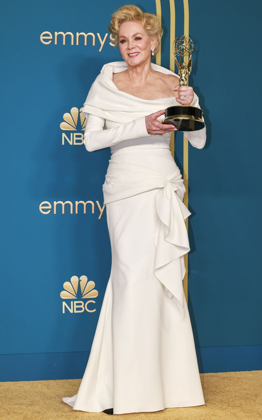 Jean Smart - Carol Ribeiro - Emmy Awards 2022 - premiação - melhores looks - https://stealthelook.com.br