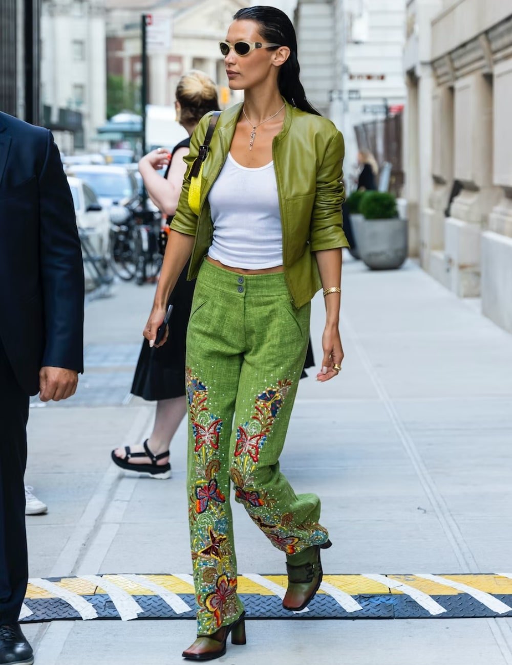Bella Hadid - calça verde estampada, regata, jaqueta verde - NYFW - Verão - andando na rua - https://stealthelook.com.br