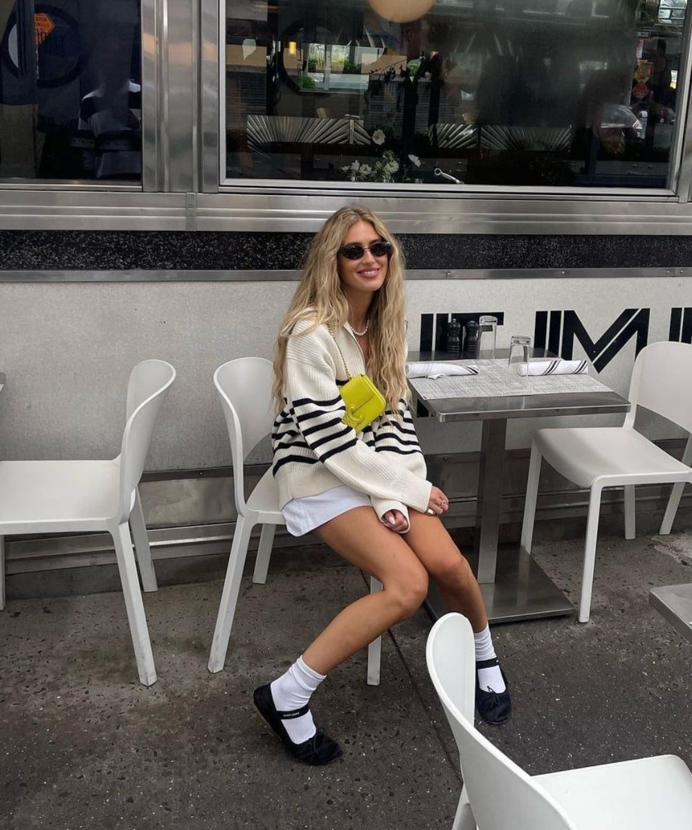 Emili Sindlev - saia branca, camisa polo, sapatilha e meias - sapatilhas - Verão - sentada na rua - https://stealthelook.com.br