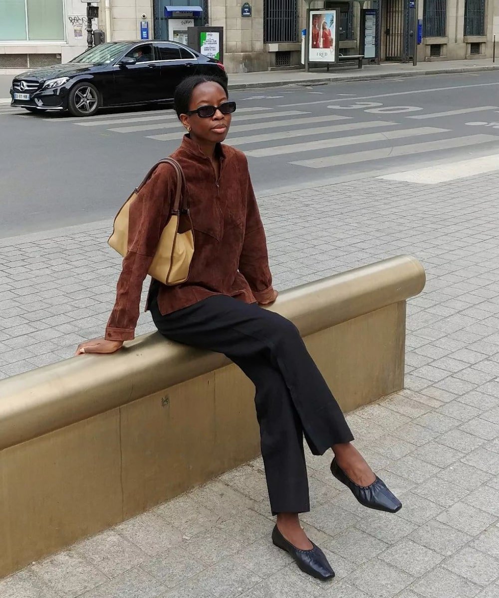 Sylvie Mus - calça jeans, trico vermelho vinho, sapatilhas pretas - sapatilhas - Inverno  - sentada na rua - https://stealthelook.com.br